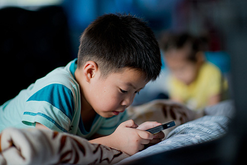 Những đứa trẻ bị cha mẹ khoán trắng cho smartphone - Ảnh 2.