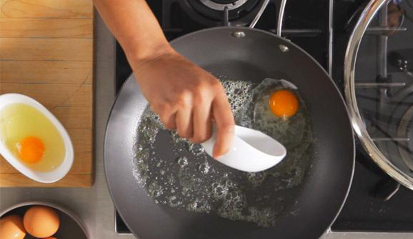 Thói quen nêm gia vị vào trứng khi nấu của nhiều bà nội trợ biến trứng trở thành chất độc - Ảnh 1.
