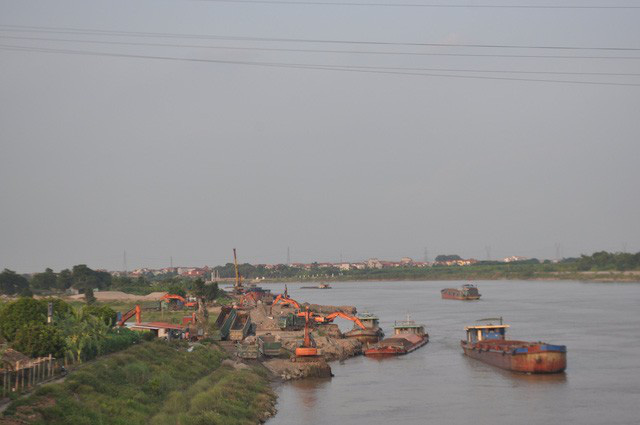 Hai bờ sông Đuống vẫn bị “gặm nhấm” dù Bắc Ninh đã có “lệnh cấm” - Ảnh 8.