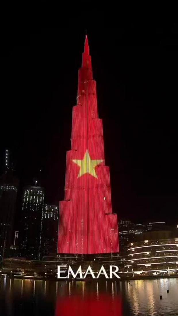 Tháp cao nhất thế giới thắp sáng cờ Việt Nam mừng quốc khánh - Ảnh 1.