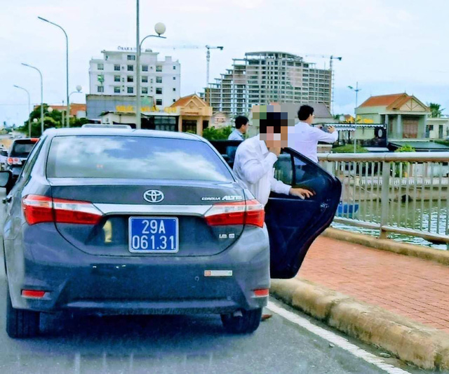 Vụ xe biển xanh dừng trên cầu chụp ảnh: Hai tài xế đến công an nộp phạt  - Ảnh 1.