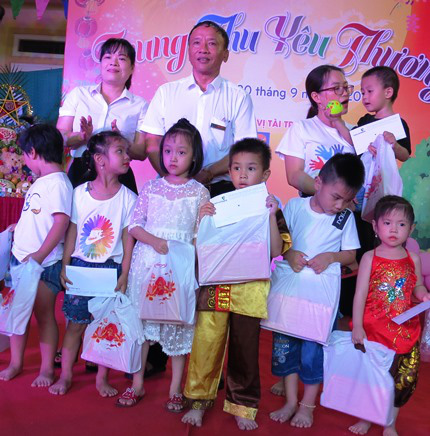 Tặng quà hàng trăm trẻ có hoàn cảnh khó khăn trên địa bàn Nghệ An - Ảnh 2.