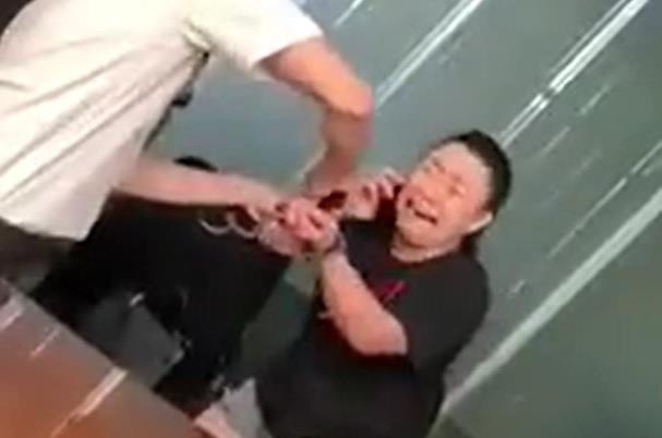 Người phụ nữ lột đồ, khóc lóc vì bị lôi ra khỏi quán ở phố bia Tạ Hiện và cái kết đắng của những Chí Phèo nơi công cộng - Ảnh 5. Người phụ nữ lột đồ, khóc lóc vì bị lôi ra khỏi quán ở phố bia Tạ Hiện và cái kết đắng của những Chí Phèo nơi công cộng - Ảnh 5.