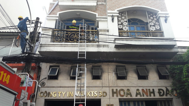 Giải cứu 2 người mắc kẹt trong đám cháy công ty ở Sài Gòn - Ảnh 2.
