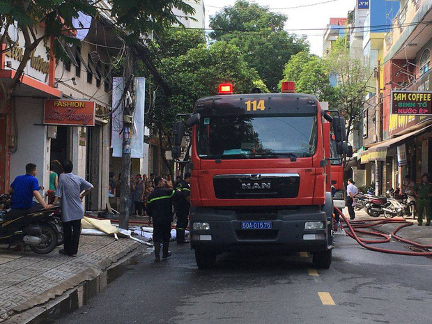 Giải cứu 2 người mắc kẹt trong đám cháy công ty ở Sài Gòn - Ảnh 3.