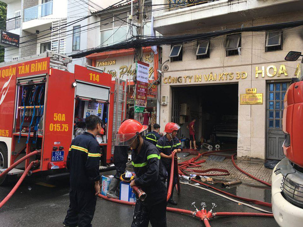 Giải cứu 2 người mắc kẹt trong đám cháy công ty ở Sài Gòn - Ảnh 4.