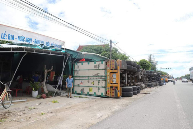 Đâm vào xe máy cắt ngang đường, xe container lật tiếp vào nhà dân khiến 2 người thương vong - Ảnh 4.