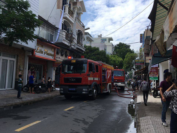 Giải cứu 2 người mắc kẹt trong đám cháy công ty ở Sài Gòn - Ảnh 6.