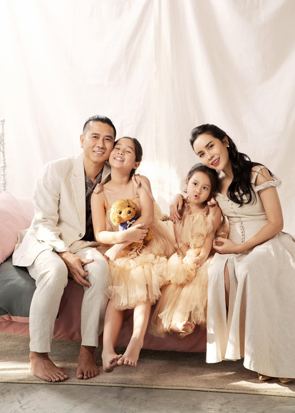Lưu Hương Giang khoe ảnh gia đình hạnh phúc, 2 cô con gái lấn át cả bố mẹ - Ảnh 8.