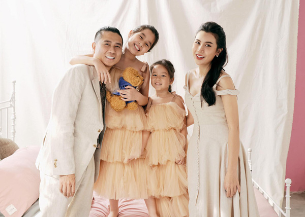 Lưu Hương Giang khoe ảnh gia đình hạnh phúc, 2 cô con gái lấn át cả bố mẹ - Ảnh 9.