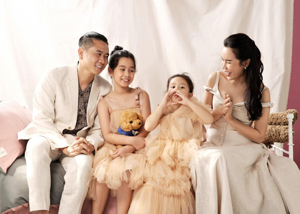 Lưu Hương Giang khoe ảnh gia đình hạnh phúc, 2 cô con gái lấn át cả bố mẹ - Ảnh 11.