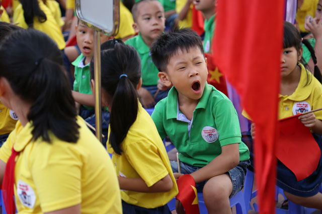 Trước ngày khai giảng, nhớ lại những khoảnh khắc lần đầu tới trường của các bé lớp 1 khiến trái tim ai cũng tan chảy - Ảnh 7.