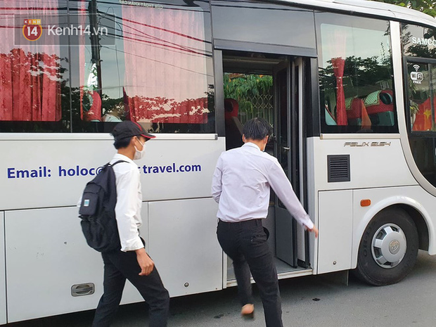 Chuyến xe từ khu vực phong toả do dịch Covid-19 đến điểm thi tốt nghiệp của các thí sinh tại Đà Nẵng - Ảnh 2.