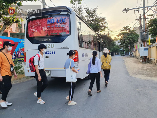 Chuyến xe từ khu vực phong toả do dịch Covid-19 đến điểm thi tốt nghiệp của các thí sinh tại Đà Nẵng - Ảnh 3.