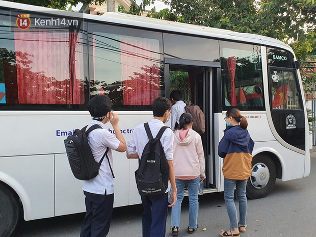 Chuyến xe từ khu vực phong toả do dịch Covid-19 đến điểm thi tốt nghiệp của các thí sinh tại Đà Nẵng - Ảnh 6.