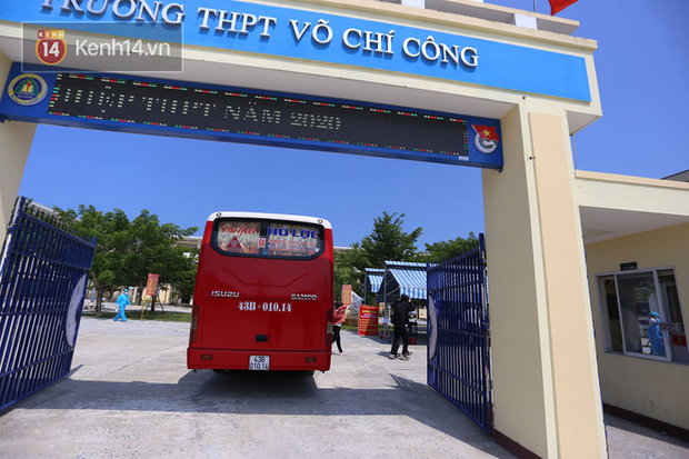 Chuyến xe từ khu vực phong toả do dịch Covid-19 đến điểm thi tốt nghiệp của các thí sinh tại Đà Nẵng - Ảnh 8.