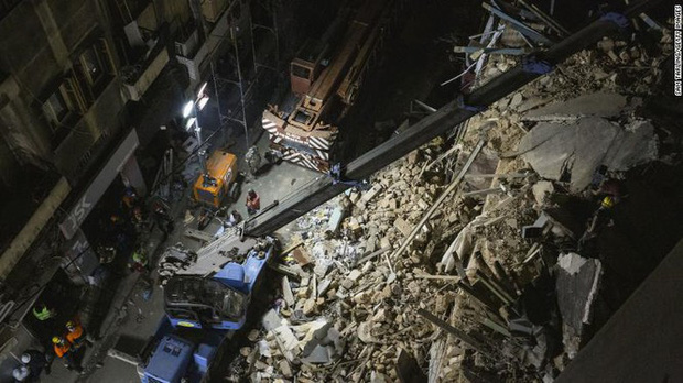 Kh&oacute; tin: Ph&aacute;t hiện dấu hiệu sự sống dưới đống đổ n&aacute;t 30 ng&agrave;y sau vụ nổ cảng Beirut - Ảnh 3.