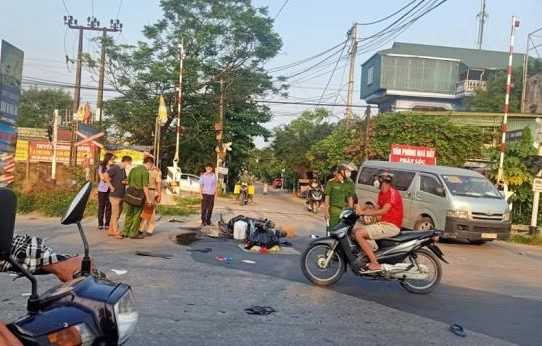 Công an Hà Nội truy tìm tài xế ô tô gây tai nạn khiến 2 người thương vong rồi bỏ trốn, kêu gọi người dân cung cấp camera hành trình - Ảnh 1.