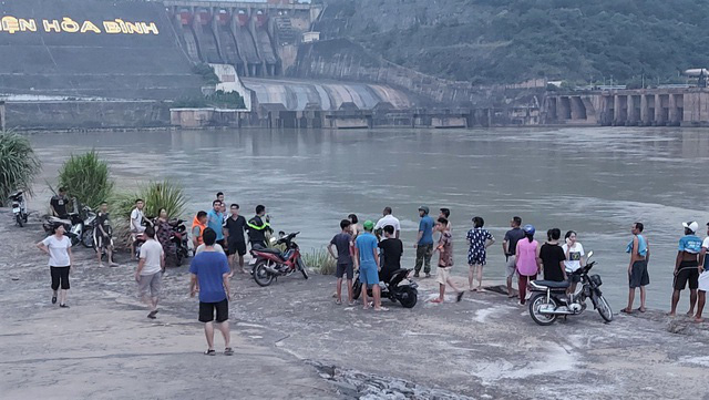 Đang nỗ lực tìm kiếm nam sinh lớp 11 mất tích khi tắm sông Đà - Ảnh 2.