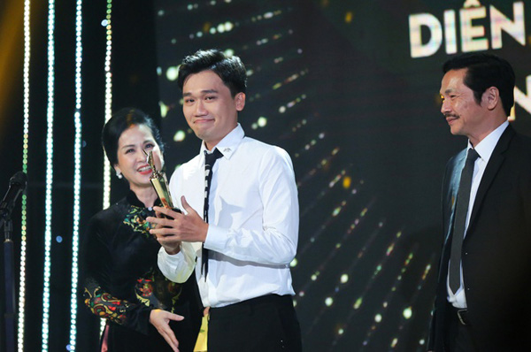 Thời niên thiếu cơ cực của Xuân Nghị - nam diễn viên vừa giành giải VTV Awards - Ảnh 2.