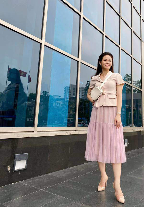 Kiểu chân váy được biên tập viên Thu Hương ưa chuộng - Ảnh 4.