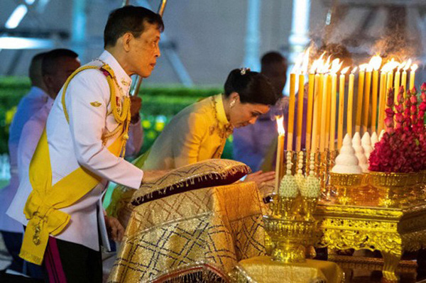 Vua và Hoàng hậu Thái Lan giờ đang ở đâu sau khi Hoàng quý phi được phụ vị? - Ảnh 2.