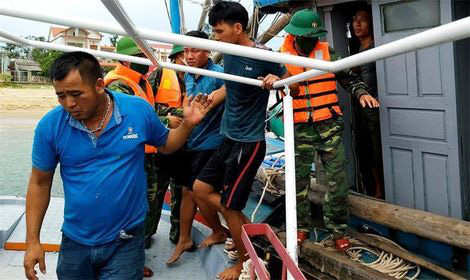 Quảng Bình: Cứu sống 4 thuyền viên gặp nạn trên biển - Ảnh 1.