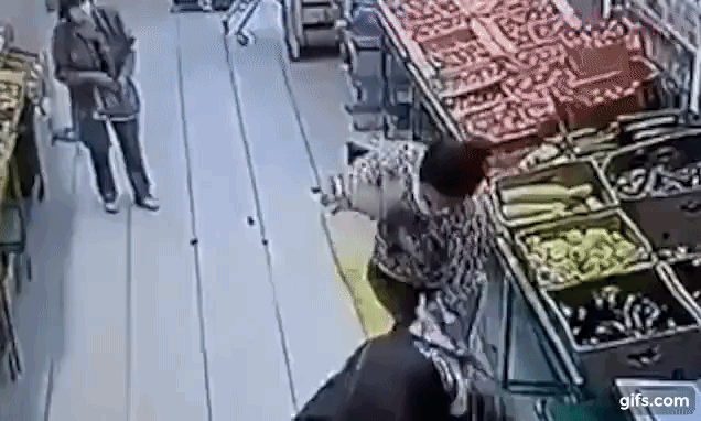 Cựu hoa khôi Nga vô cớ dùng dao đâm nhân viên siêu thị, câu nói khó hiểu đầy thù hằn lúc hành động khiến nhiều người lạnh gáy - Ảnh 1.
