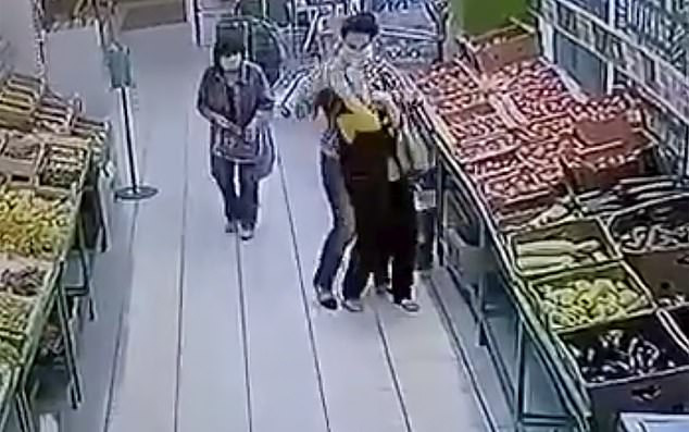 Cựu hoa khôi Nga vô cớ dùng dao đâm nhân viên siêu thị, câu nói khó hiểu đầy thù hằn lúc hành động khiến nhiều người lạnh gáy - Ảnh 3.