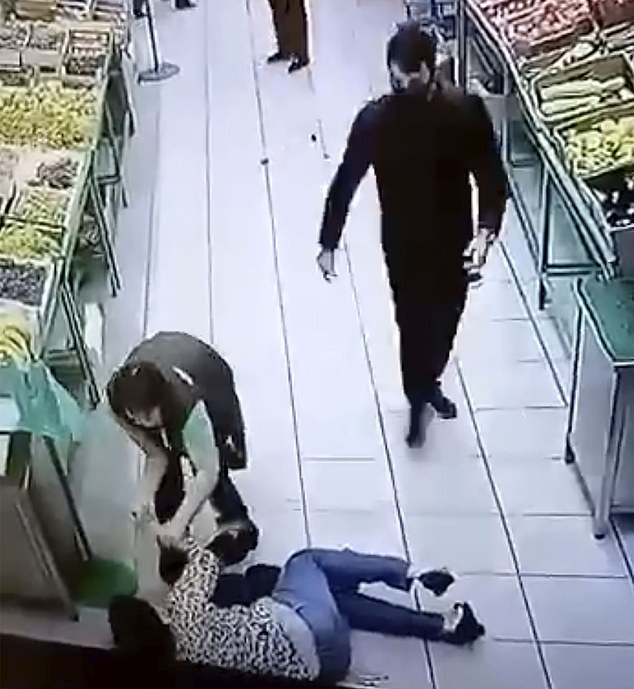 Cựu hoa khôi Nga vô cớ dùng dao đâm nhân viên siêu thị, câu nói khó hiểu đầy thù hằn lúc hành động khiến nhiều người lạnh gáy - Ảnh 4.
