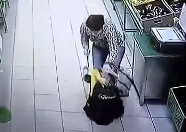 Cựu hoa khôi Nga vô cớ dùng dao đâm nhân viên siêu thị, câu nói khó hiểu đầy thù hằn lúc hành động khiến nhiều người lạnh gáy - Ảnh 5.
