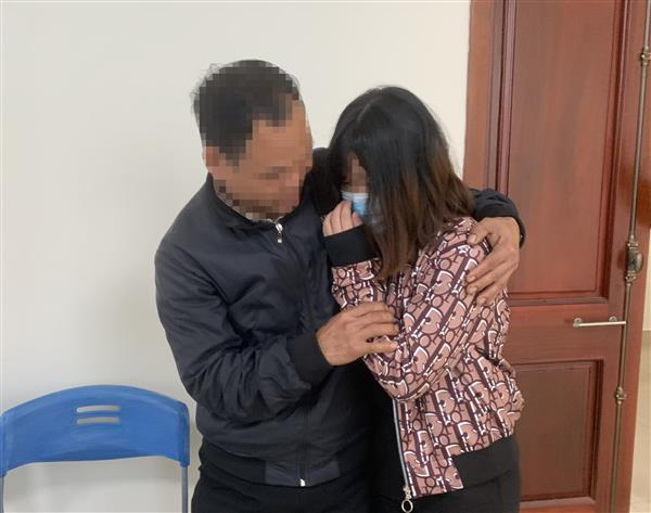 Cha già bật khóc khi đoàn tụ với con gái 15 tuổi bị bán sau 2 năm - Ảnh 2. Cha già bật khóc khi đoàn tụ với con gái 15 tuổi bị bán sau 2 năm - Ảnh 2.