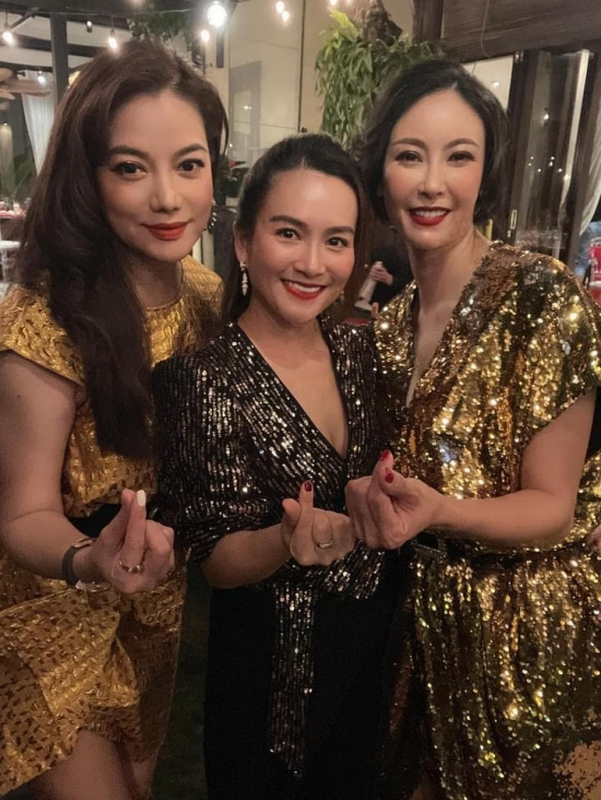 Sao Việt đón năm 2021 bên người thân, bạn bè - Ảnh 3. Sao Việt đón năm 2021 bên người thân, bạn bè - Ảnh 3.