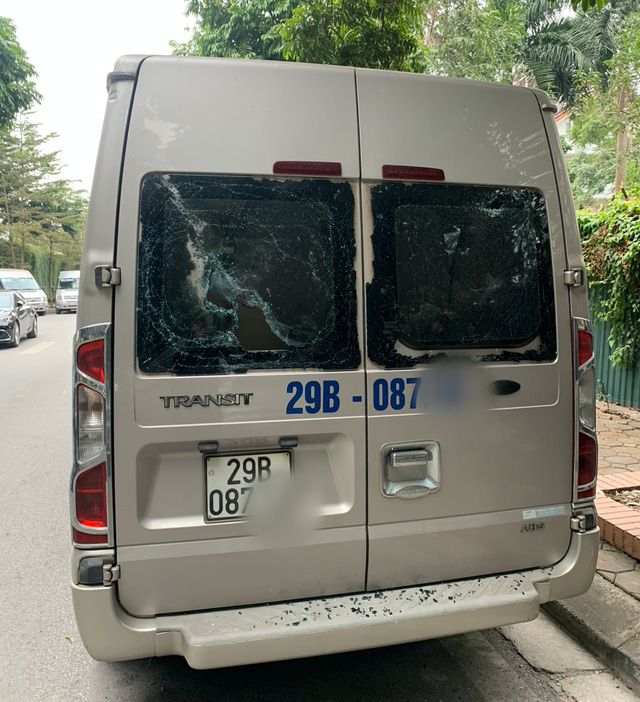 Hà Nội: Hàng loạt xe đưa đón học sinh bị đập vỡ kính, đèn chiếu hậu - Ảnh 2.