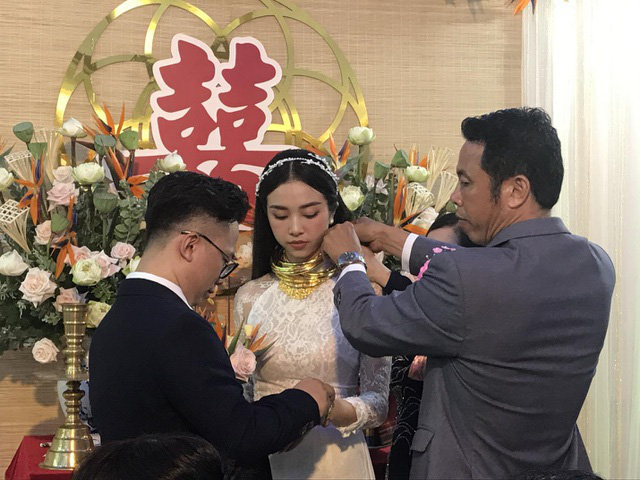 Trọn bộ người đẹp Việt đeo vàng trĩu cổ trong ngày lấy chồng - Ảnh 1.