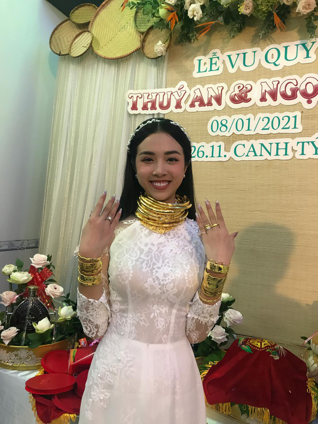 Trọn bộ người đẹp Việt đeo vàng trĩu cổ trong ngày lấy chồng - Ảnh 2.