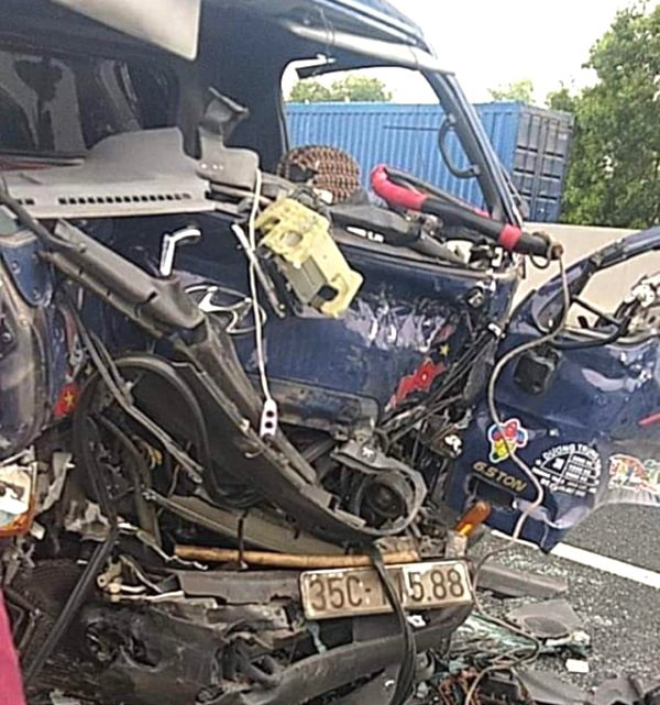 Tai nạn thương tâm: Tài xế ô tô tải  tử vong sau cú đâm vào đuôi xe bồn chở xăng - Ảnh 2.