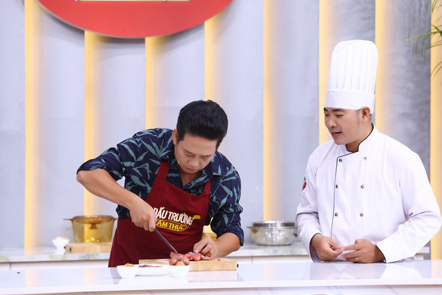 Lê Dương Bảo Lâm bất ngờ với khả năng nấu ăn cực chuyên nghiệp của Lê Nam - Ảnh 2.
