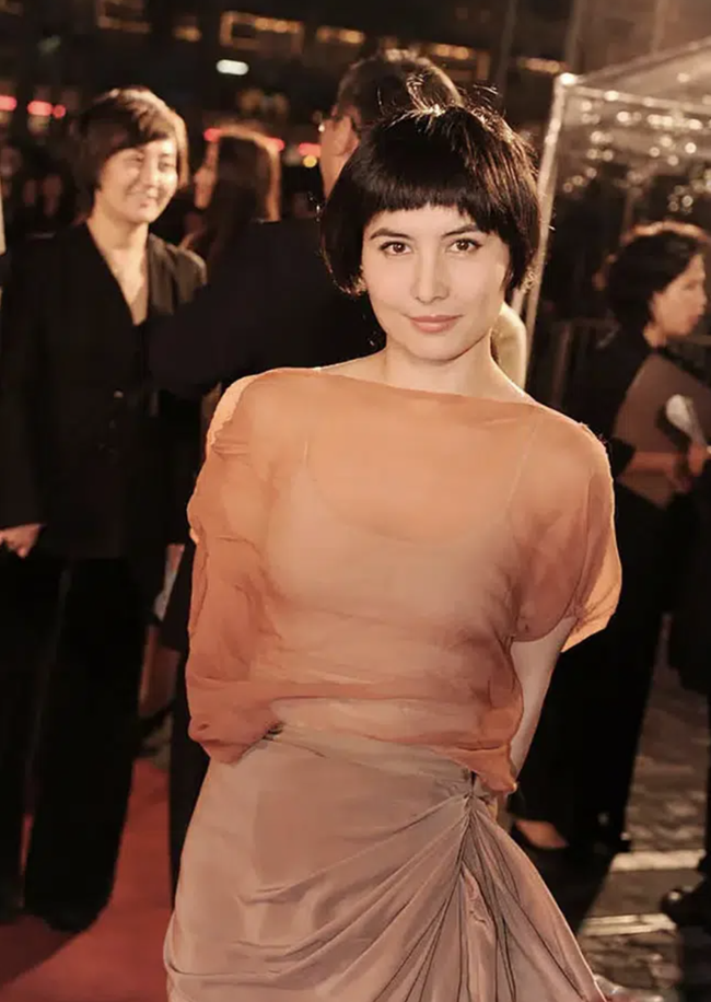 &Aacute;i nữ nổi loạn của Vua s&ograve;ng b&agrave;i Macau khoe ảnh mặt mộc khiến d&acirc;n t&igrave;nh dậy s&oacute;ng, vẻ ngo&agrave;i kh&ocirc;ng son phấn ở tuổi 46 g&acirc;y ấn tượng - Ảnh 2.