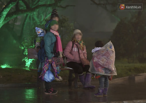 Trẻ em ở Sa Pa bị đẩy ra đường bán hàng cho du khách dưới thời tiết 0 độ C - Ảnh 4.