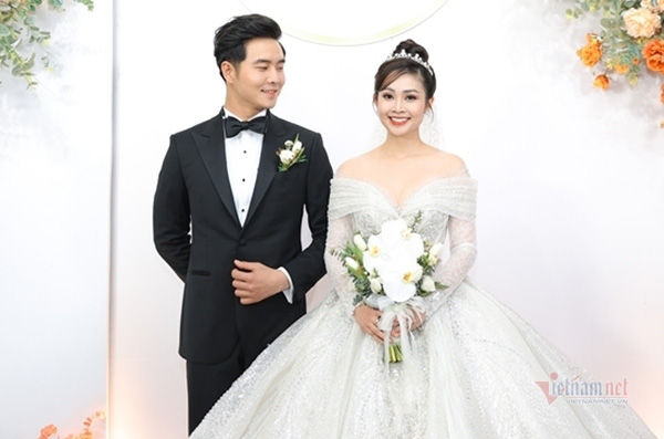 MC Thùy Linh VTV xinh đẹp trong lễ cưới với diễn viên Hiếu Su - Ảnh 1.