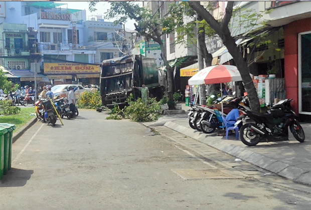 TP.HCM: Xe rác mất lái, tài xế gào thét “mọi người tránh ra” rồi tông gãy cây xanh mới dừng lại - Ảnh 1.