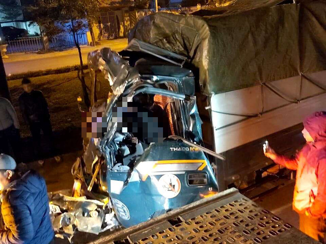 Tai nạn trên QL5: Tài xế ô tô tải tử vong lúc rạng sáng khi va chạm với container - Ảnh 1.