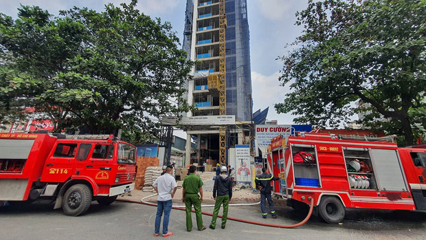 TP.HCM: Cháy công trình xây dựng toà nhà cao tầng, 3 người bị mắc kẹt kêu cứu - Ảnh 1.