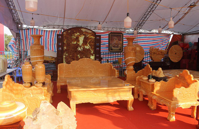 Chiêm ngưỡng bộ bàn ghế khủng bằng ngọc quý ở Ninh Bình - Ảnh 2.
