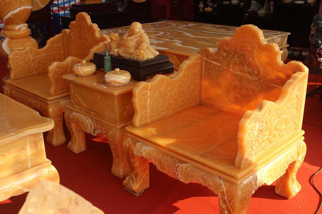 Chiêm ngưỡng bộ bàn ghế khủng bằng ngọc quý ở Ninh Bình - Ảnh 3.