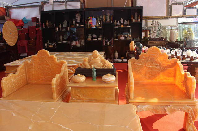 Chiêm ngưỡng bộ bàn ghế khủng bằng ngọc quý ở Ninh Bình - Ảnh 6.