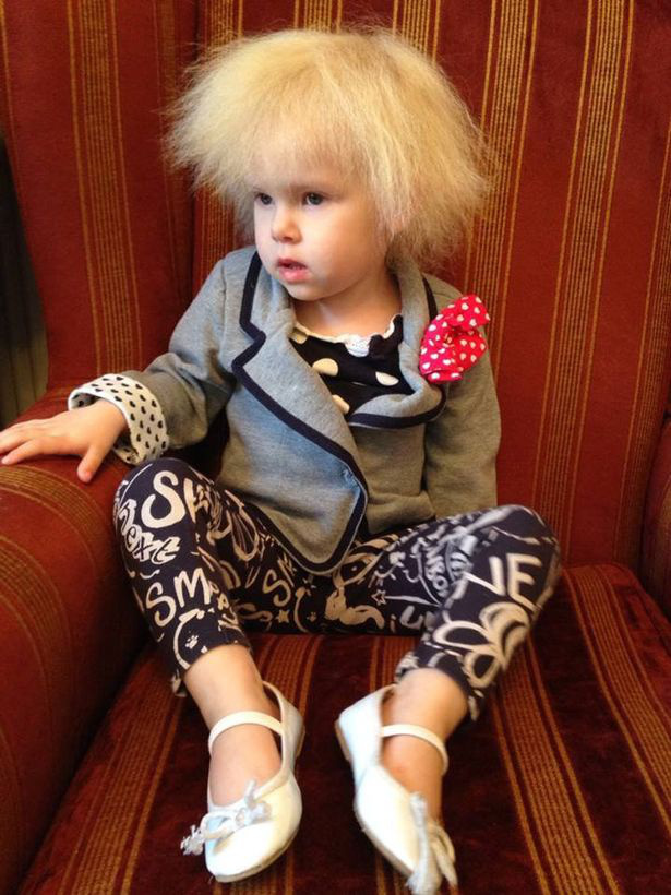 Cuộc sống của bé gái Anh có mái tóc giống thiên tài Vật lý Einstein - Ảnh 4.