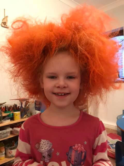 Cuộc sống của bé gái Anh có mái tóc giống thiên tài Vật lý Einstein - Ảnh 5.