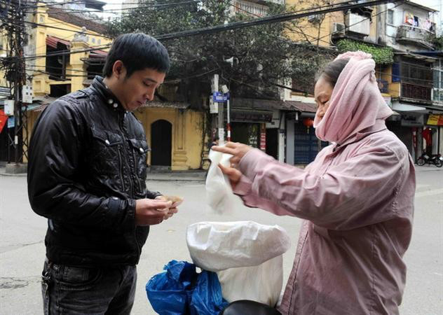 Vì sao lại có tục mua muối, mua lửa và hái lộc ngày đầu năm mới? - Ảnh 2.